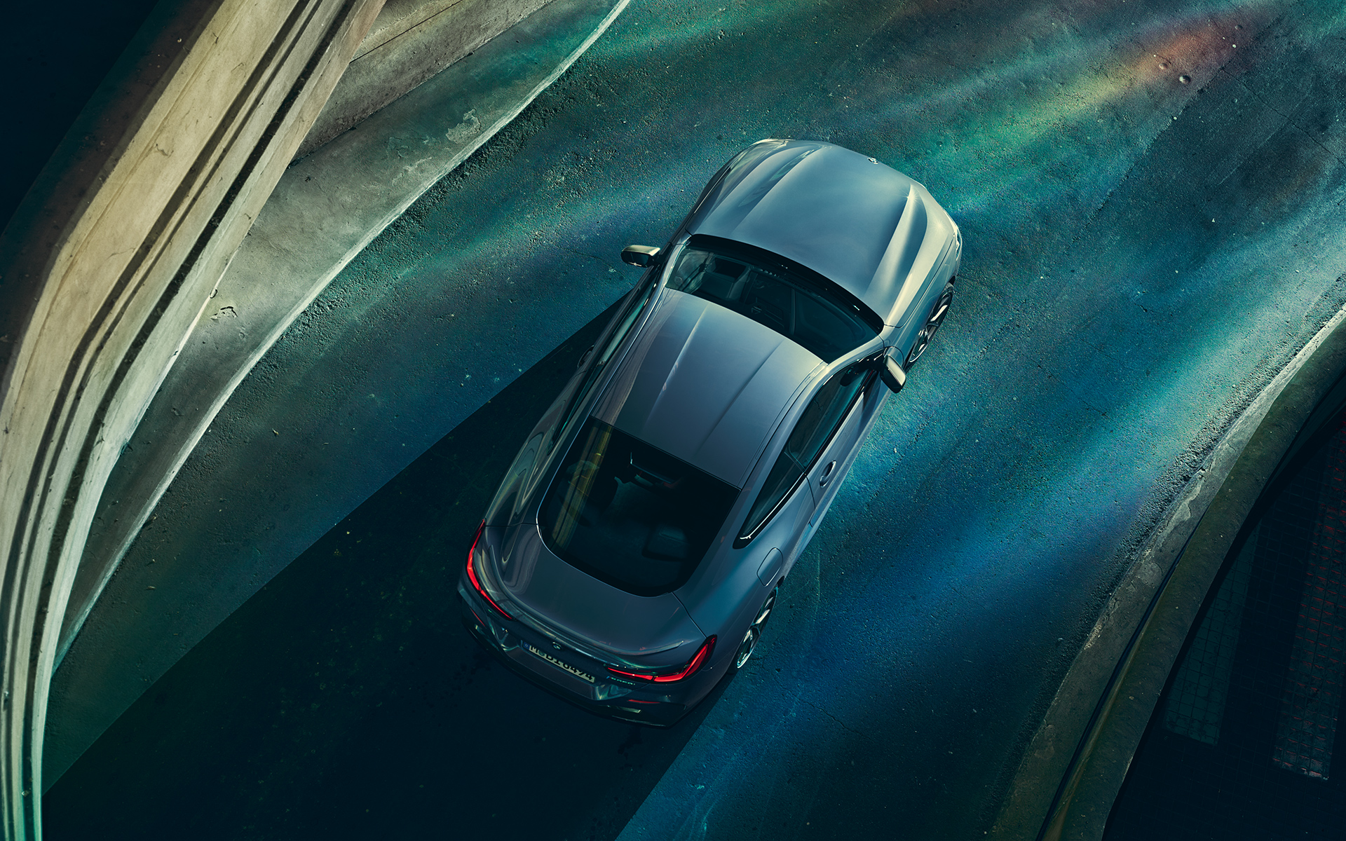 BMW Série 8 Coupé, vista aérea Foto em vista aérea do BMW Série 8 Coupé em um cenário urbano.