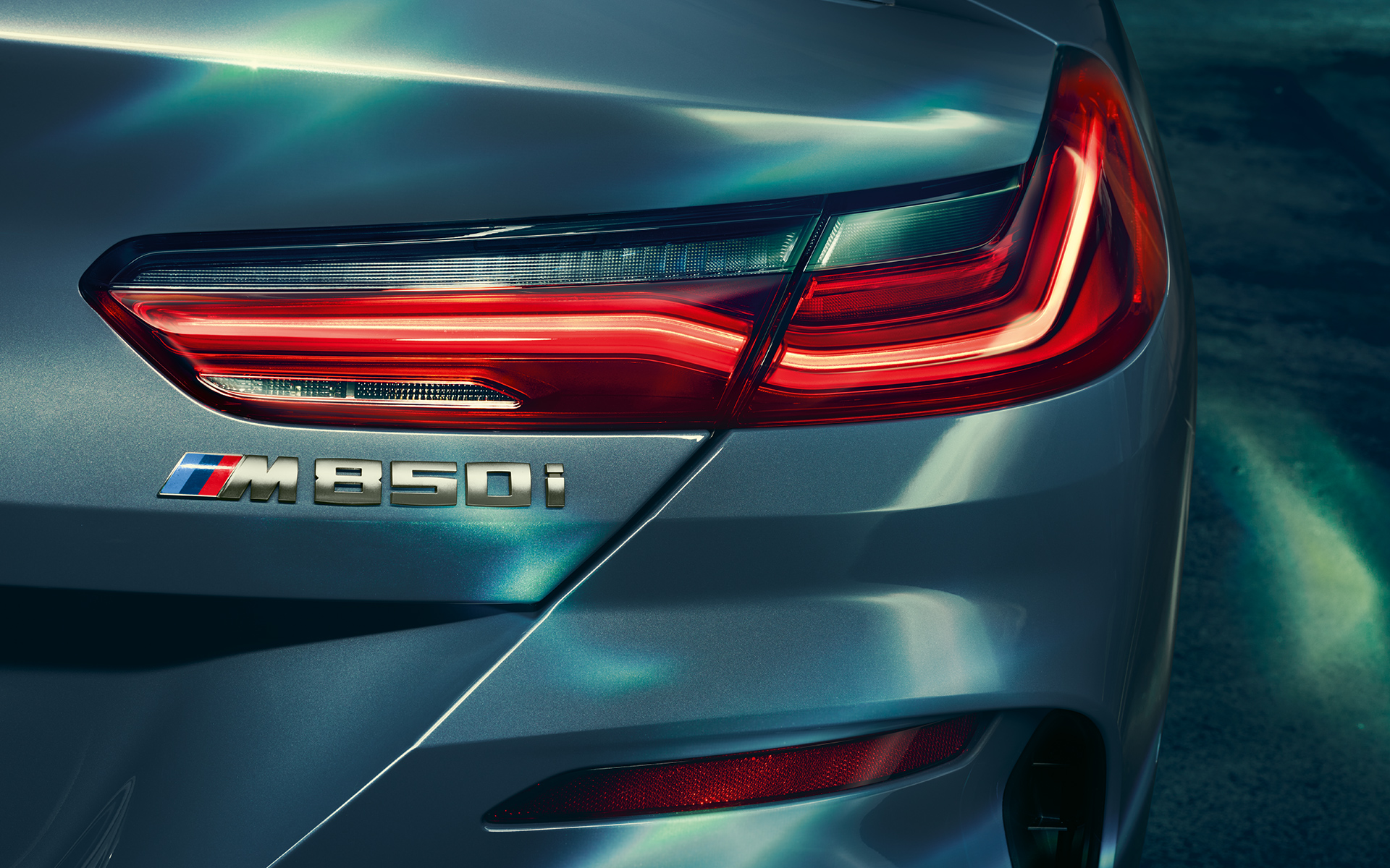 Luzes traseiras e logotipo M 850i Foto em closeup das luzes traseiras e do logotipo M 850i.