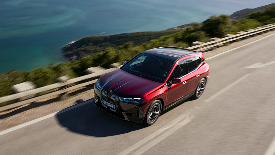 BMW iX, i20, SUV elétrico, BMW iX xDrive50, performance BMW iX, i20, 2021, SUV elétrico, BMW iX xDrive50, cor exterior vermelho Aventurin, em movimento na rua, performance