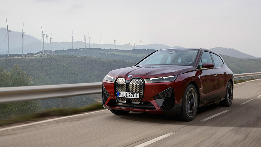 A sustentabilidade do SUV elétrico BMW iX xDrive50 i20 SUV elétrico BMW iX xDrive50 i20 2021, dirigindo em estradas ao longo da costa, com sustentabilidade