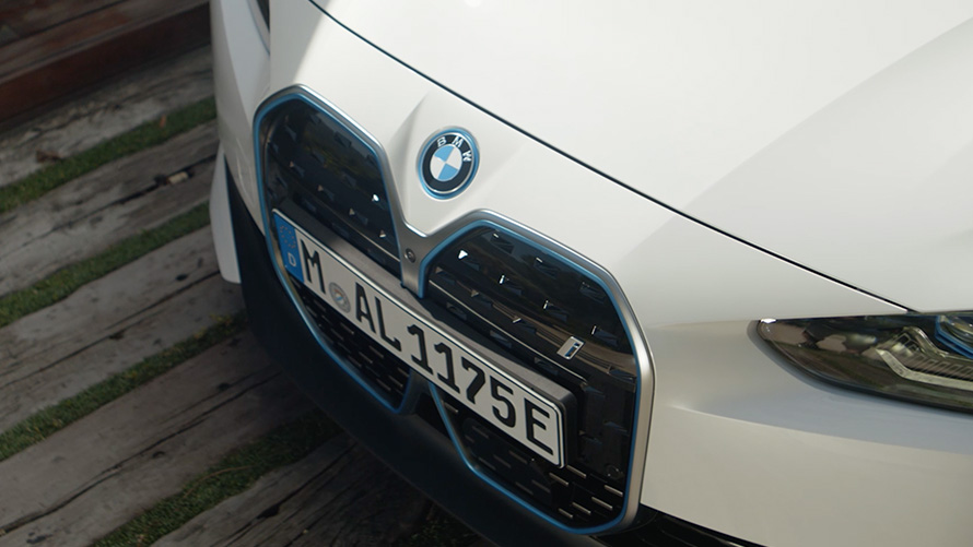 BMW i4 eDrive40 G26, pintura Mineral White, vídeo em detalhe do design exterior. BMW i4 eDrive40 G26, pintura Mineral White, vídeo em detalhe do design exterior.