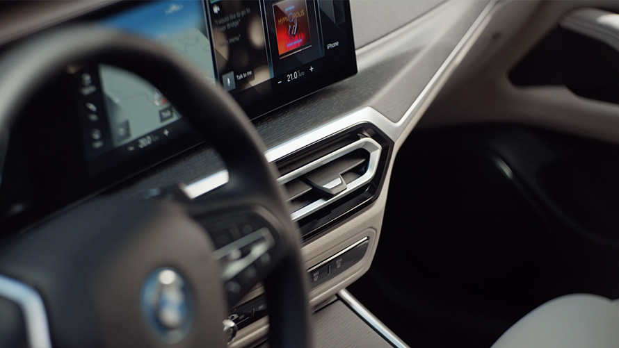 BMW i4 eDrive40 G26, pintura Mineral White metálica, vídeo em detalhe do design interior. BMW i4 eDrive40 G26, pintura Mineral White metálica, vídeo em detalhe do design interior.