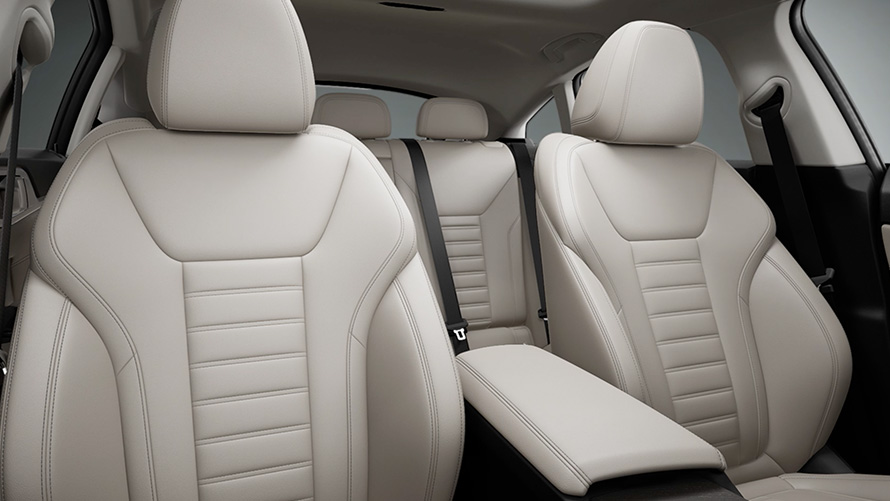 BMW i4 eDrive40 G26, pintura Mineral White metálica, vídeo do resumo dos destaques do design interior. BMW i4 eDrive40 G26, pintura Mineral White metálica, vídeo do resumo dos destaques do design interior.