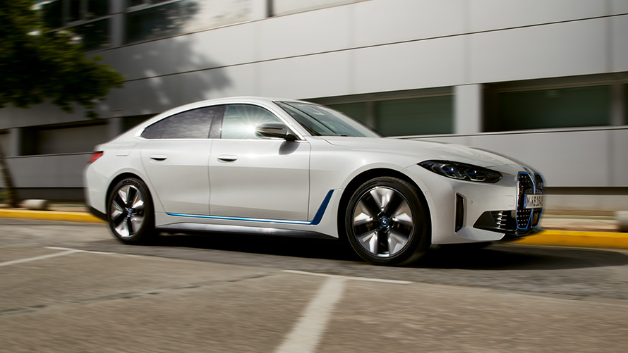 BMW i4 G26 2021, vista lateral, em frente a um edifício. BMW i4 G26 2021, vista lateral, em frente a um edifício.