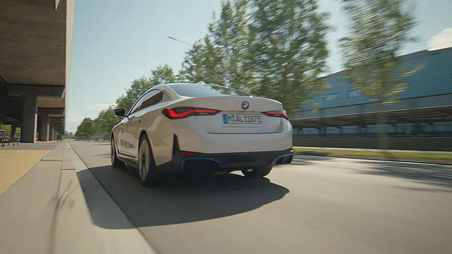 BMW i4 G26 totalmente elétrico, close-up da lateral dianteira. BMW i4 G26 totalmente elétrico, close-up da lateral dianteira.
