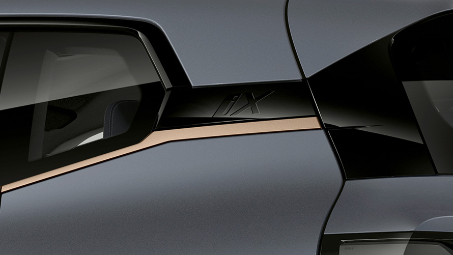 BMW iX M60 i20 SUV elétrico BMW Individual Storm Bay metallic visão do detalhe iX BMW Individual Exterior Line Titanium Bronze.