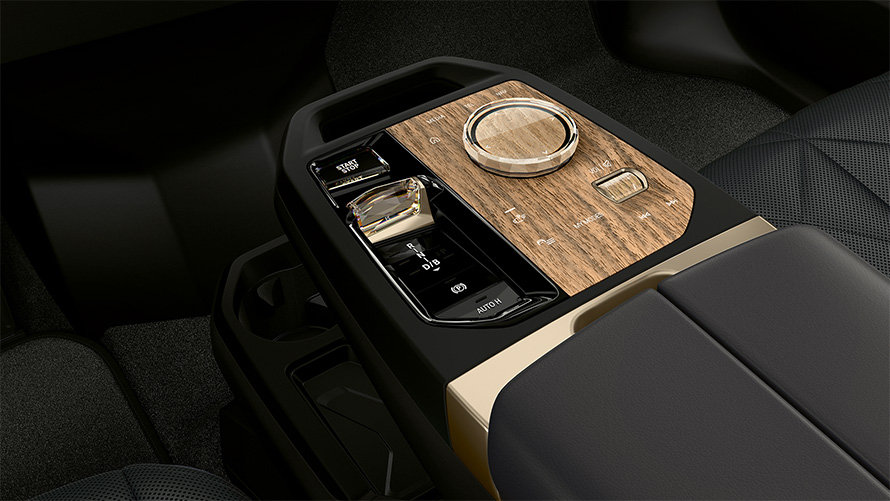 SUV elétrico BMW iX M60 i20, veículo elétrico, console central com botão Start/Stop e controlador BMW, interior.