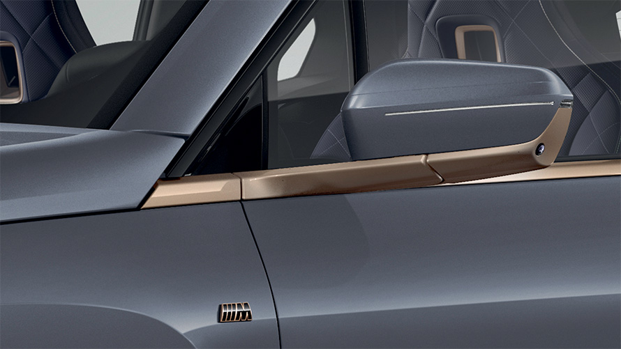 BMW iX M60 i20 SUV elétrico BMW Individual Storm Bay metallic BMW Individual Exterior Line Titanium Bronze espelho exterior.