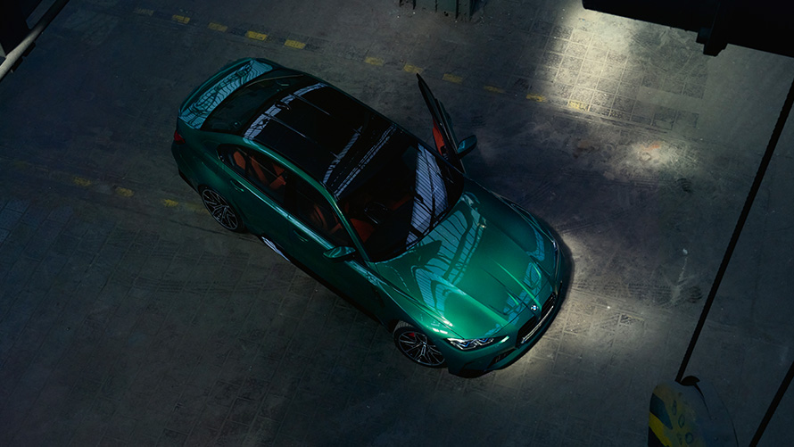 BMW M3 Berlina, G80, 2020, vista aérea BMW M3 Berlina, G80, 2020, cor exterior verde Isle of Man metalizada, vista aérea do tejadilho em carbono
