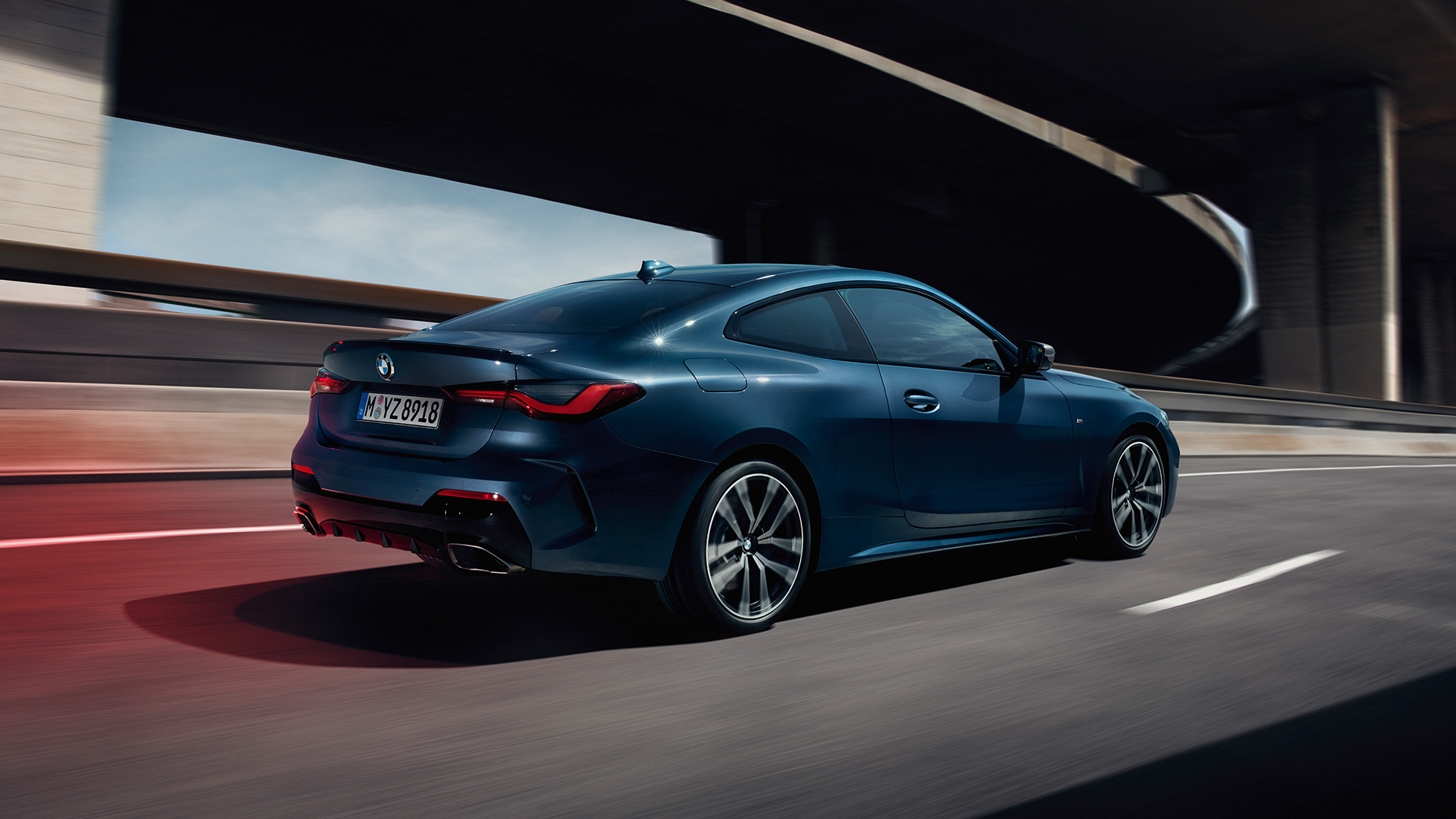 Vista traseira 3/4 do BMW M440i xDrive Coupé, G22, 2020 Vista lateral 3/4 do BMW M440i xDrive Coupé com exterior na tonalidade Arctic Race Blue metálico, G22, 2020,