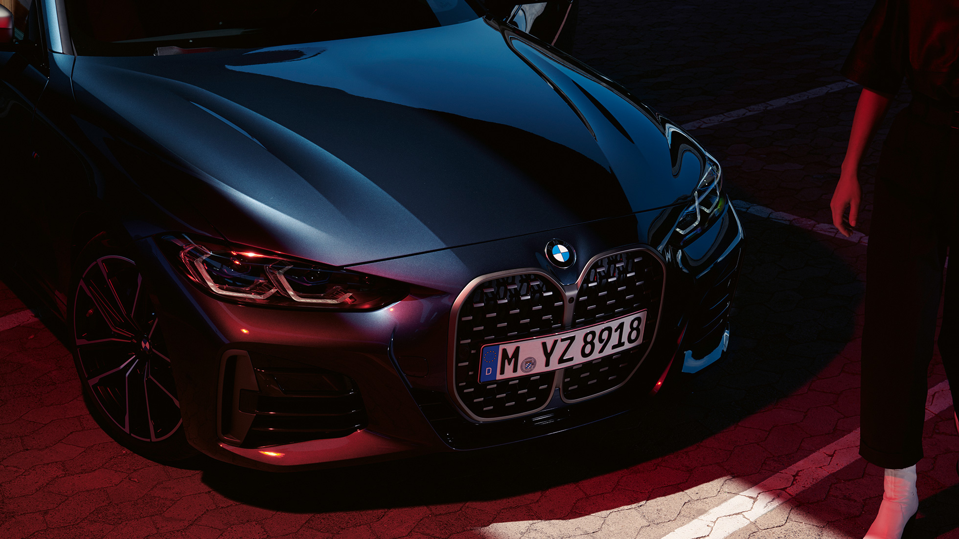 Grade curva da BMW no BMW M440i xDrive Coupé, G22, 2020 Vista frontal 3/4 do BMW M440i xDrive Coupé, com exterior na tonalidade Arctic Race Blue metálico, G22, 2020, com a grade curva da BMW