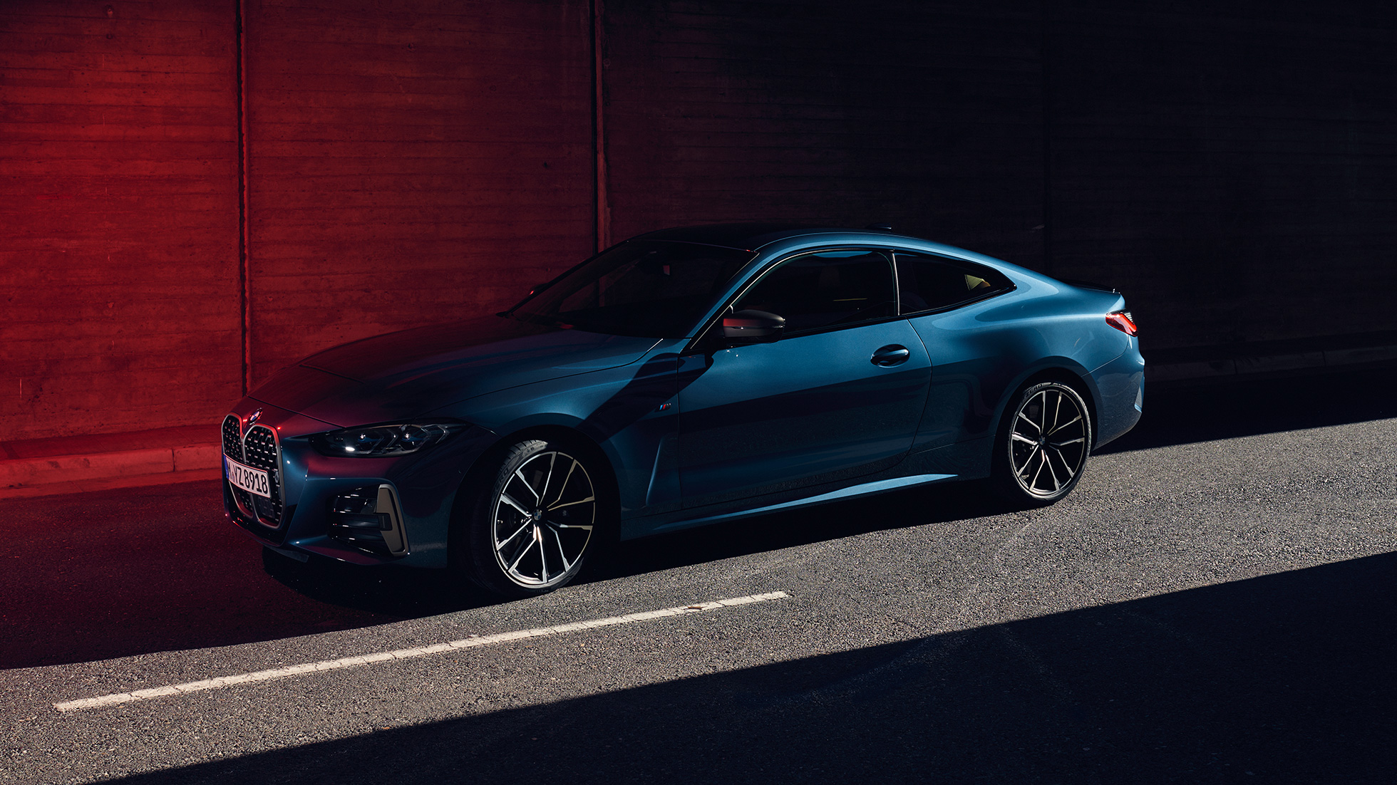 Vista lateral da linha do teto do BMW M440i xDrive Coupé, G22, 2020 Vista lateral da linha do teto do BMW M440i xDrive Coupé com exterior na tonalidade Arctic Race Blue metálico, G22, 2020
