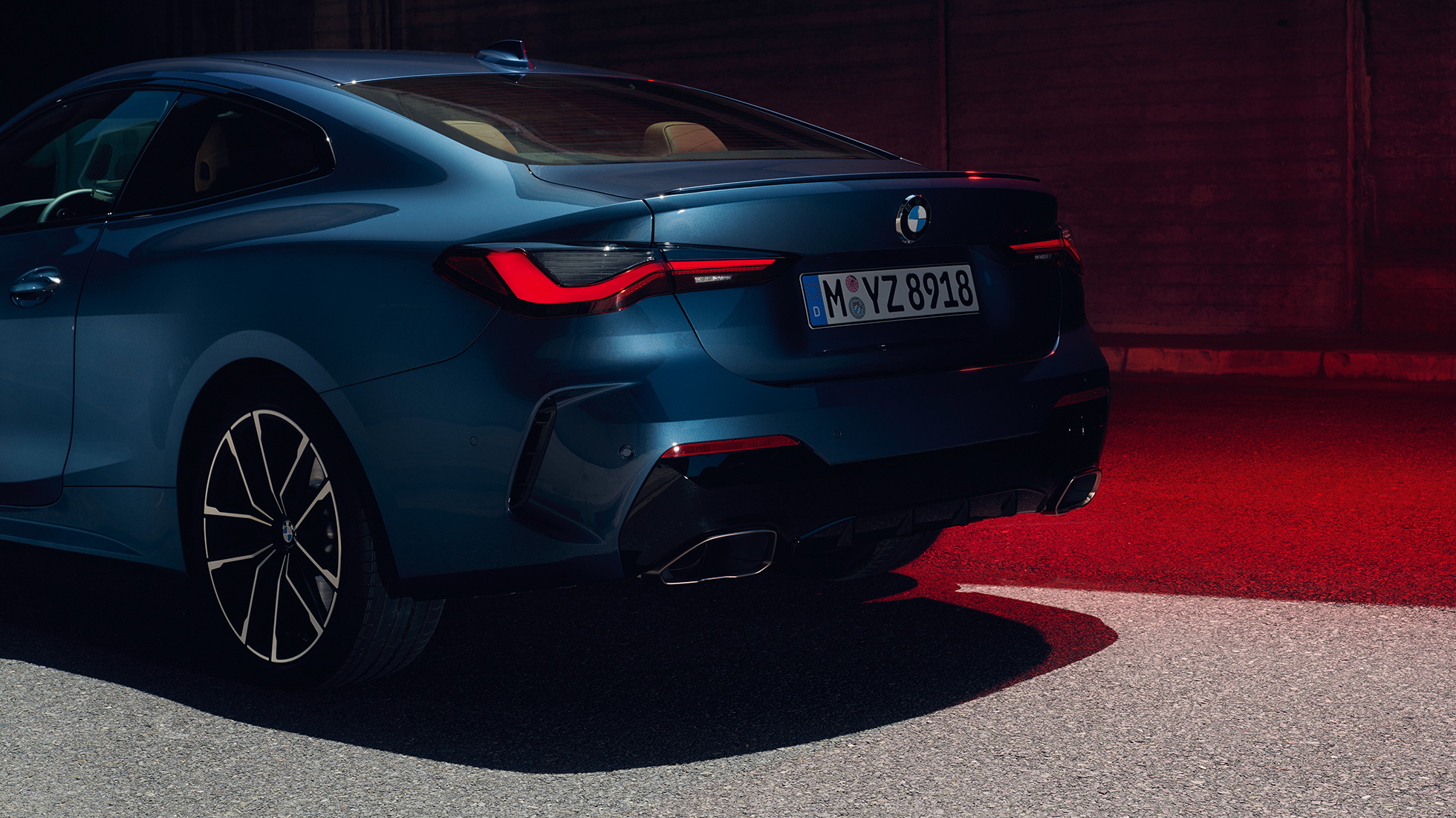 Vista traseira 3/4 dos faróis traseiros do BMW M440i xDrive Coupé, G22, 2020 Vista traseira 3/4 dos faróis traseiros do BMW M440i xDrive Coupé com exterior na tonalidade Arctic Race Blue metálico, G22, 2020