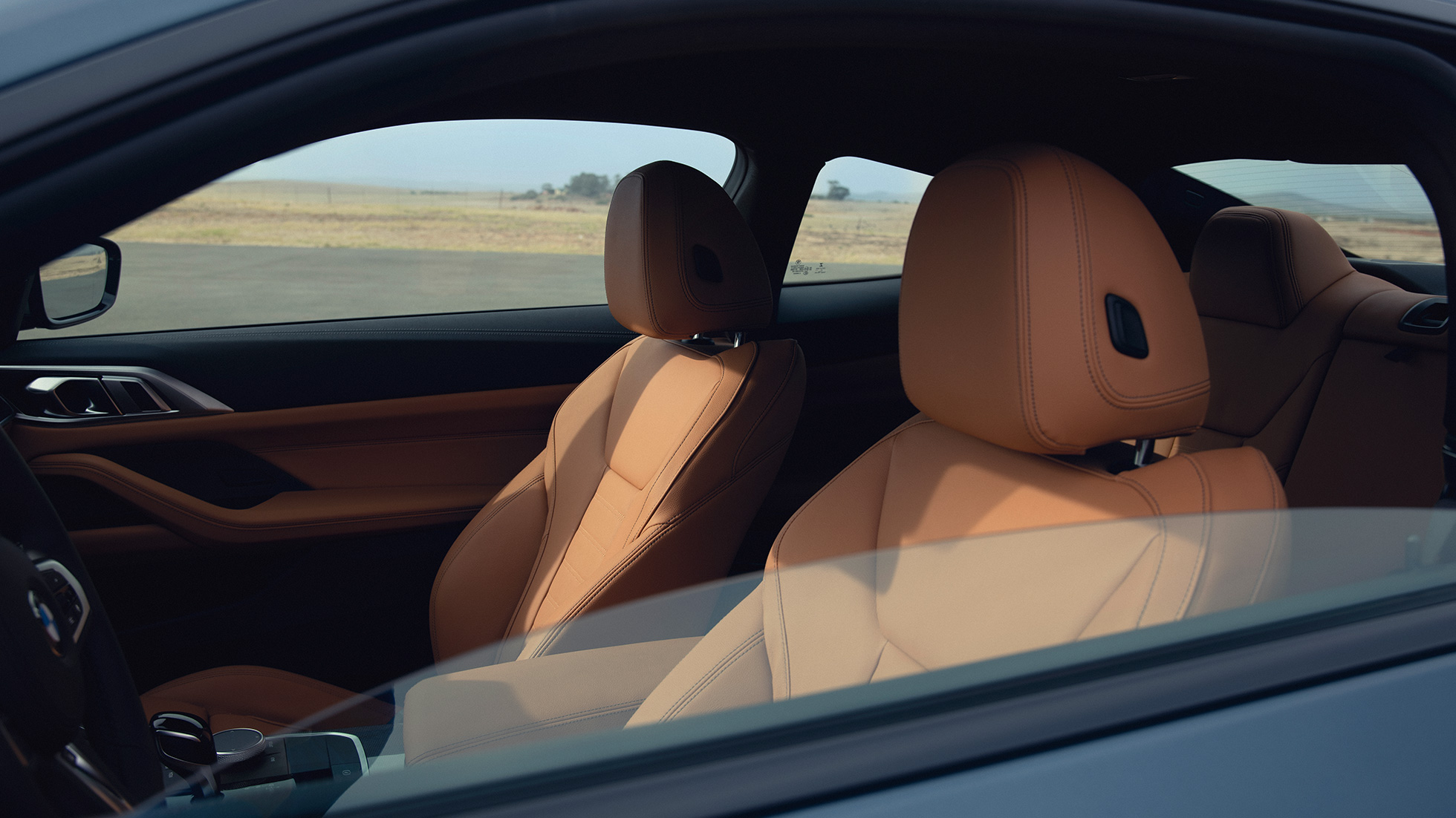 Bancos esportivos do BMW M440i xDrive Coupé, G22, 2020 Interior e assentos esportivos do BMW M440i xDrive Coupé, com exterior na tonalidade Arctic Race Blue metálico, G22, 2020