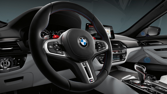 Interior do BMW M5 2020 com volante esportivo Interior do BMW M5 2020 com volante esportivo