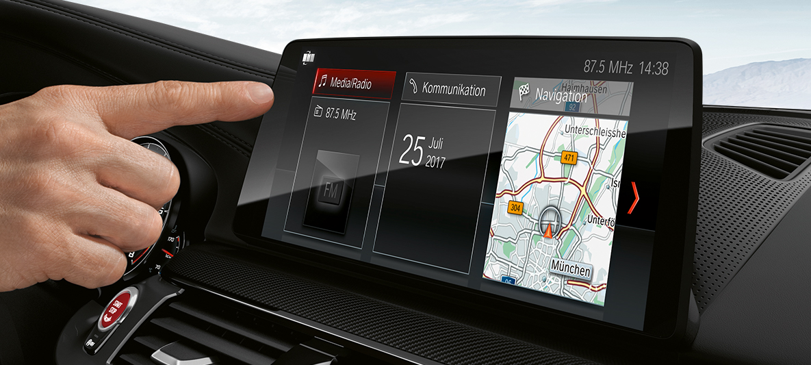 Tela do sistema Connected Drive no BMW M5 sendo manuseado pelo toque dos dedos Tela do sistema Connected Drive no BMW M5 sendo manuseado pelo toque dos dedos