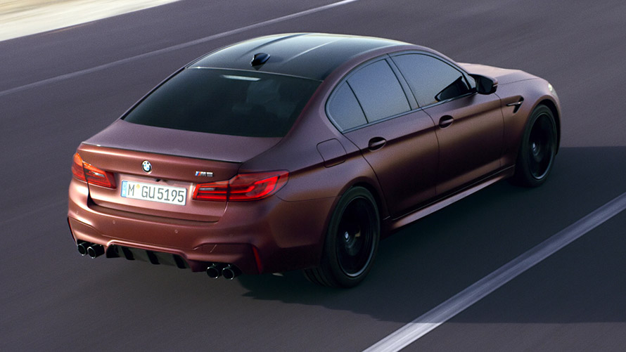 BMW M5 Sedã 2020 em velocidade no asfalto vista aérea da traseira BMW M5 Sedã 2020 em velocidade no asfalto vista aérea da traseira