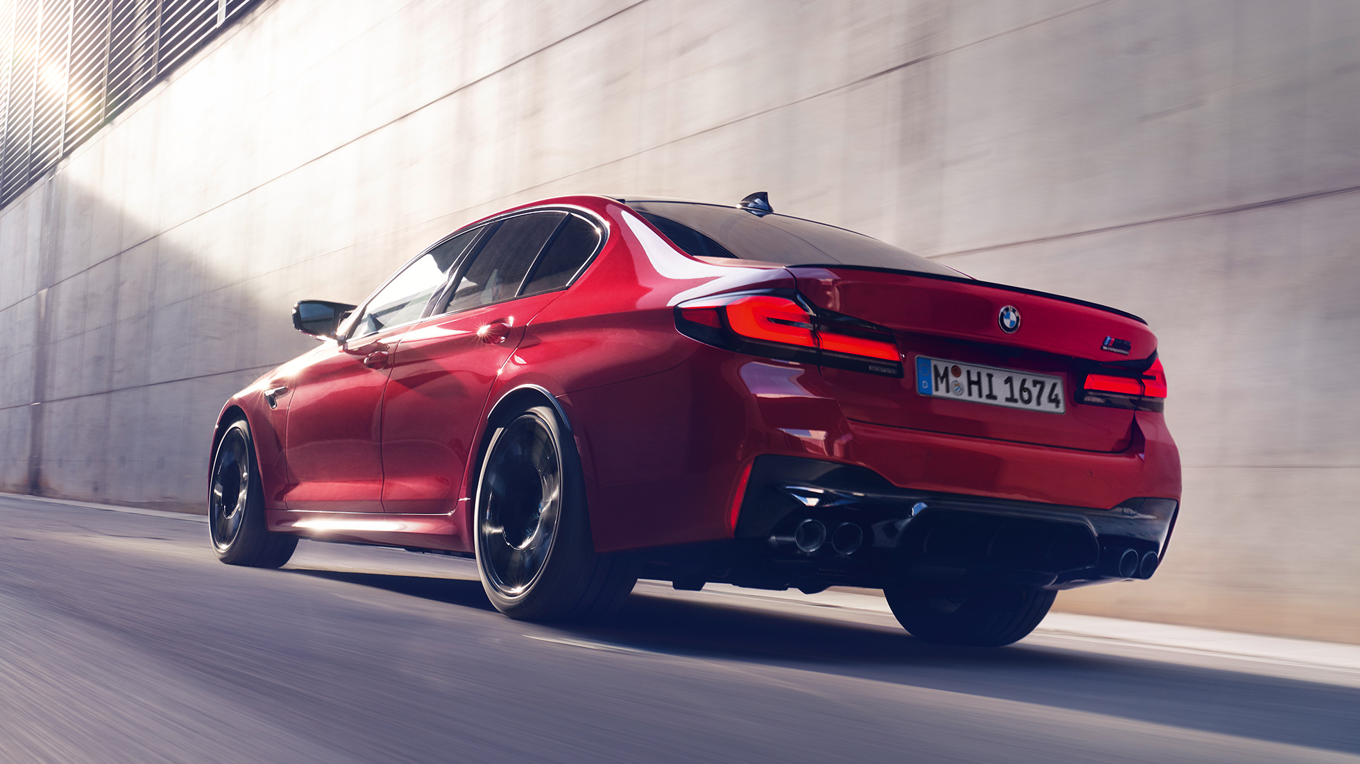 BMW M5 Competition, F90 LCI, atualização, 2020, vista traseira a três quartos BMW M5 Competition, F90 LCI, atualização, 2020, cor exterior vermelho Imola BMW Individual, vista traseira a três quartos em movimento
