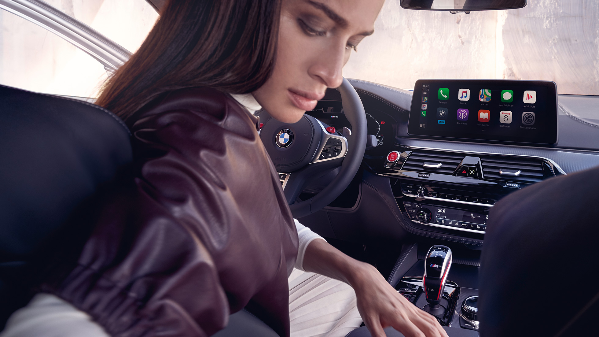 BMW M5 Competition, F90 LCI, atualização, 2020, cockpit BMW M5 Competition, F90 LCI, atualização, 2020, interior, cockpit, mulher no lugar do condutor