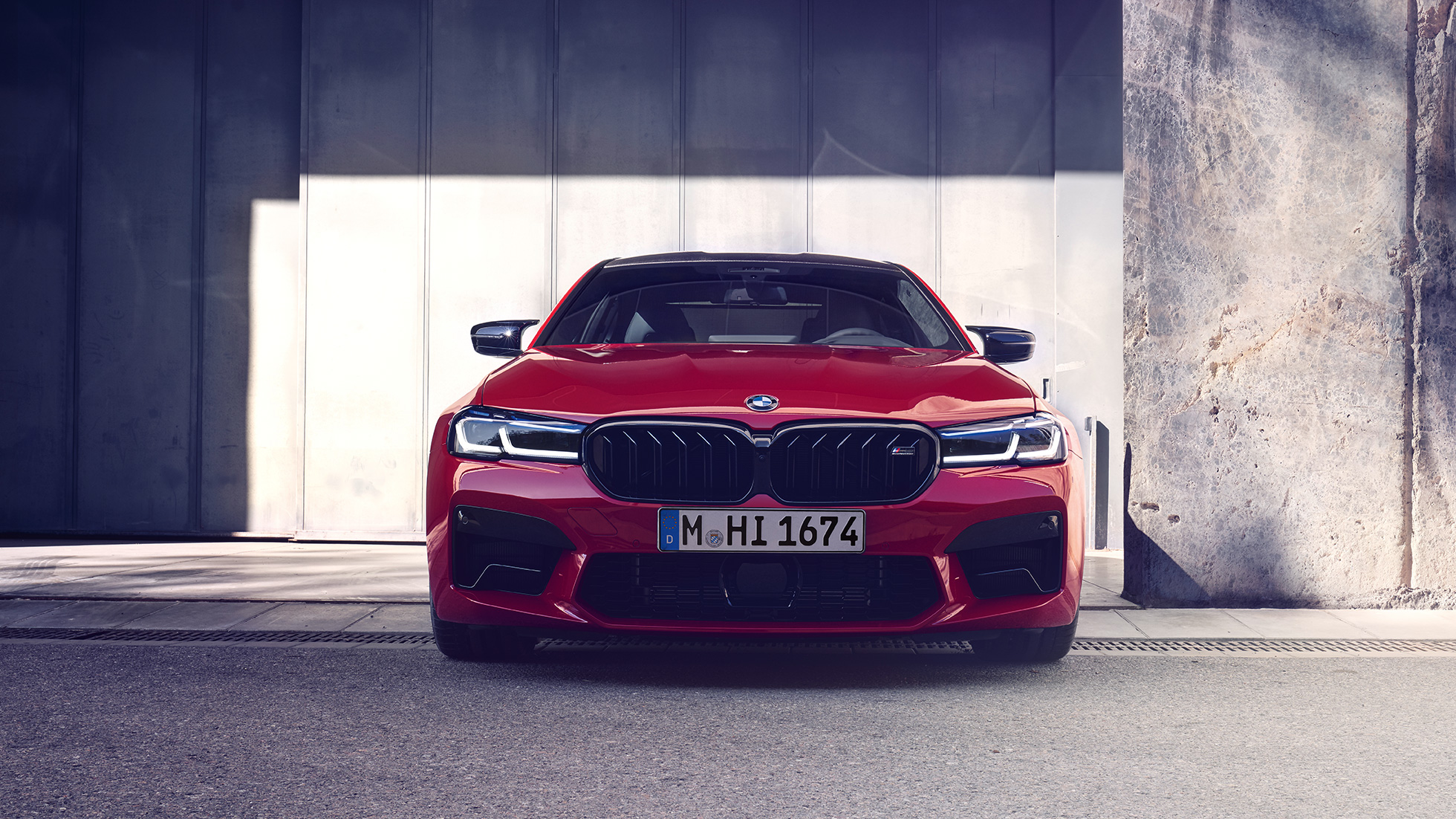 Dianteira com nova grelha em forma de rim, BMW M5 Competition, F90 LCI, atualização, 2020 Dianteira com nova grelha em forma de rim, BMW M5 Competition, F90 LCI, atualização, 2020, cor exterior vermelho Imola BMW Individual, vista frontal