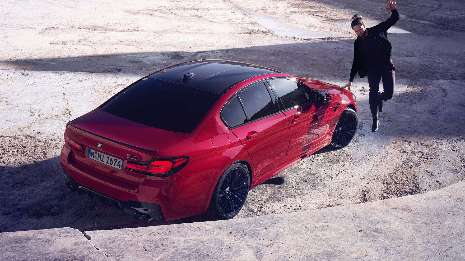 BMW M5 Competition, F90 LCI, atualização, 2020, vista traseira a três quartos, vista aérea BMW M5 Competition, F90 LCI, atualização, 2020, cor exterior vermelho Imola BMW Individual, vista traseira a três quartos, vista aérea