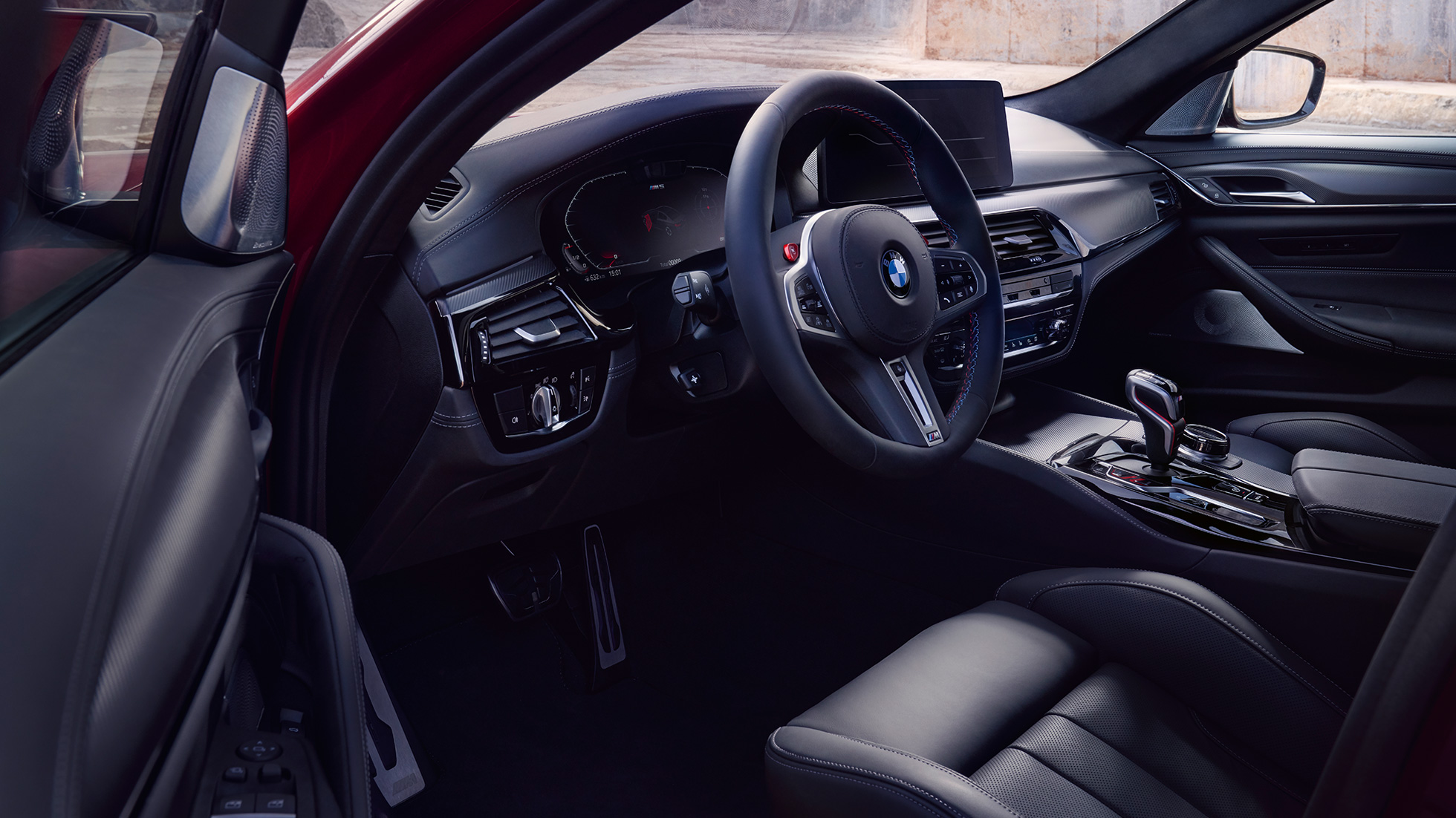 BMW M5 Competition, F90 LCI, atualização, 2020, cockpit BMW M5 Competition, F90 LCI, atualização, 2020, cockpit com a porta aberta