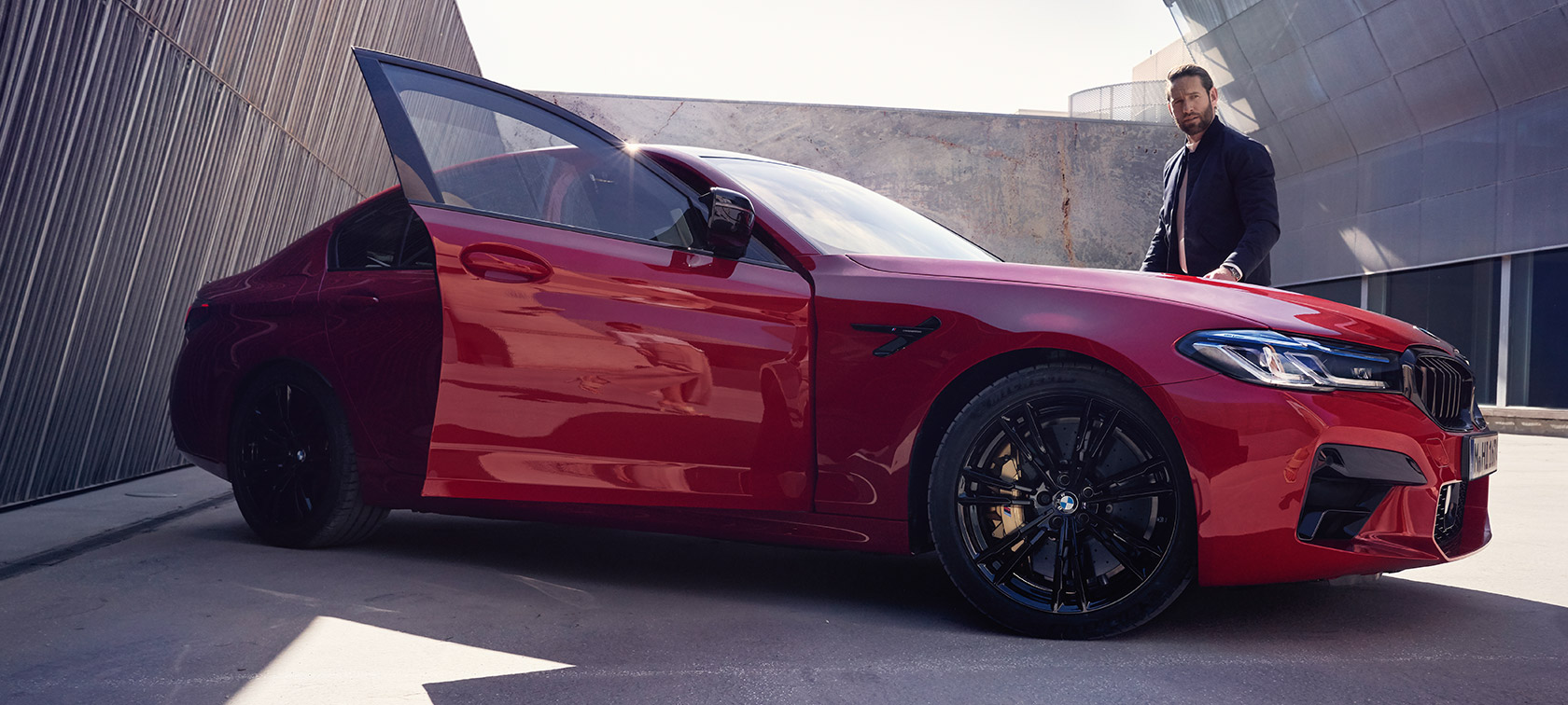 BMW M5 Competition, F90 LCI, atualização, 2020, vista lateral com a porta aberta BMW M5 Competition, F90 LCI, atualização, 2020, cor exterior vermelho Imola BMW Individual, vista lateral com a porta aberta