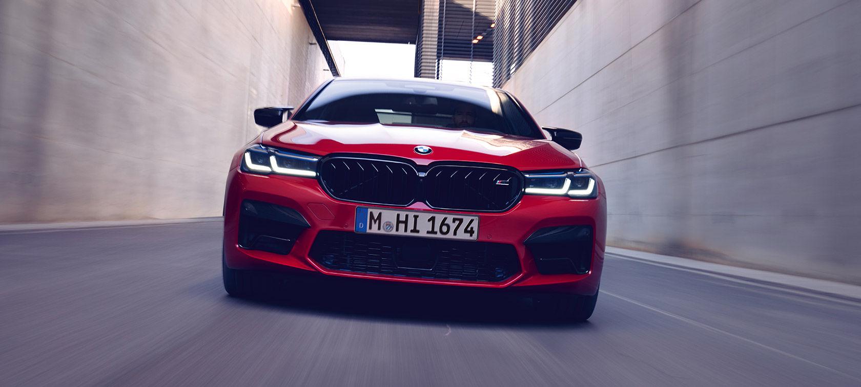 BMW M5 Competition, F90 LCI, atualização, 2020, vista frontal BMW M5 Competition, F90 LCI, atualização, 2020, cor exterior vermelho Imola BMW Individual, vista frontal em movimento