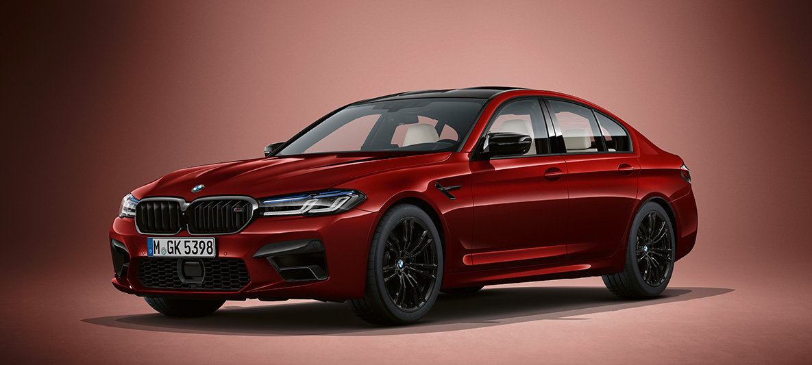 BMW Individual, BMW M5 Berlina, F90 LCI, atualização, 2020, cor exterior vermelho Aventurine metalizada, vista frontal a três quartos BMW Individual, BMW M5 Berlina, F90 LCI, atualização, 2020, cor exterior vermelho Aventurine metalizada, vista frontal a três quartos