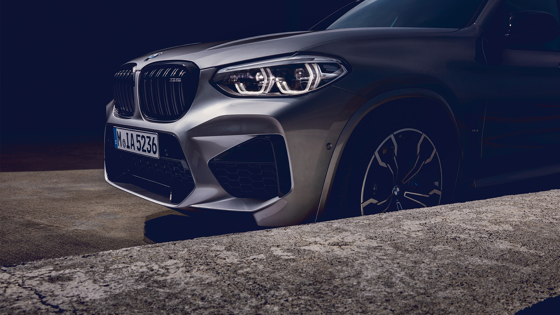 BMW X3 M Competition, visão lateral frontal BMW X3 M Competition em Donington Grey