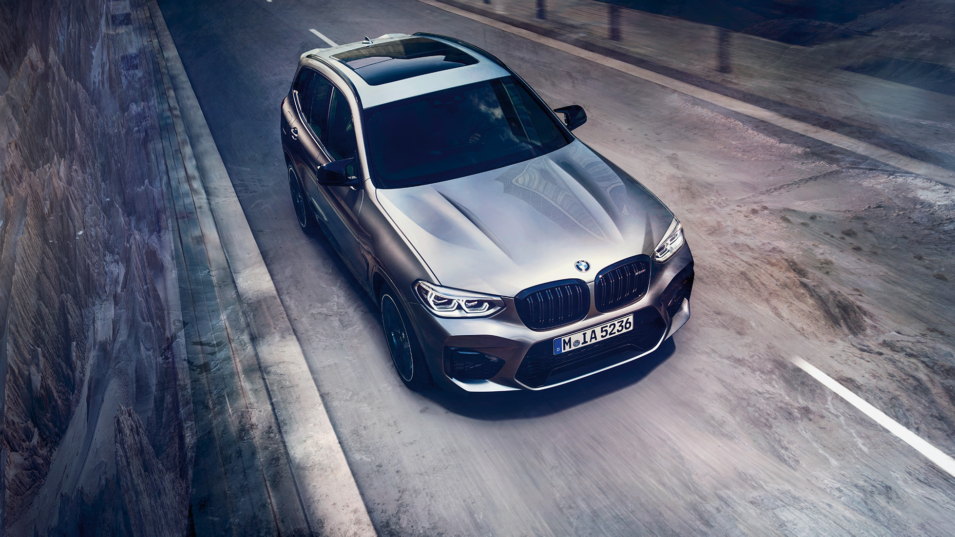 BMW X3 M Competition, visão aerea. BMW X3 M Competition em Donington Grey metallic