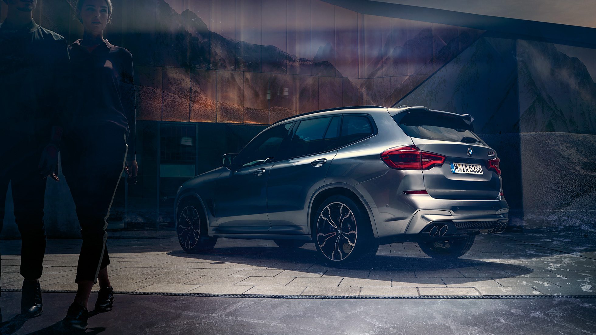 BMW X3 M Competition, visão lateral traseira BMW X3 M Competition em Donington Grey metallic
