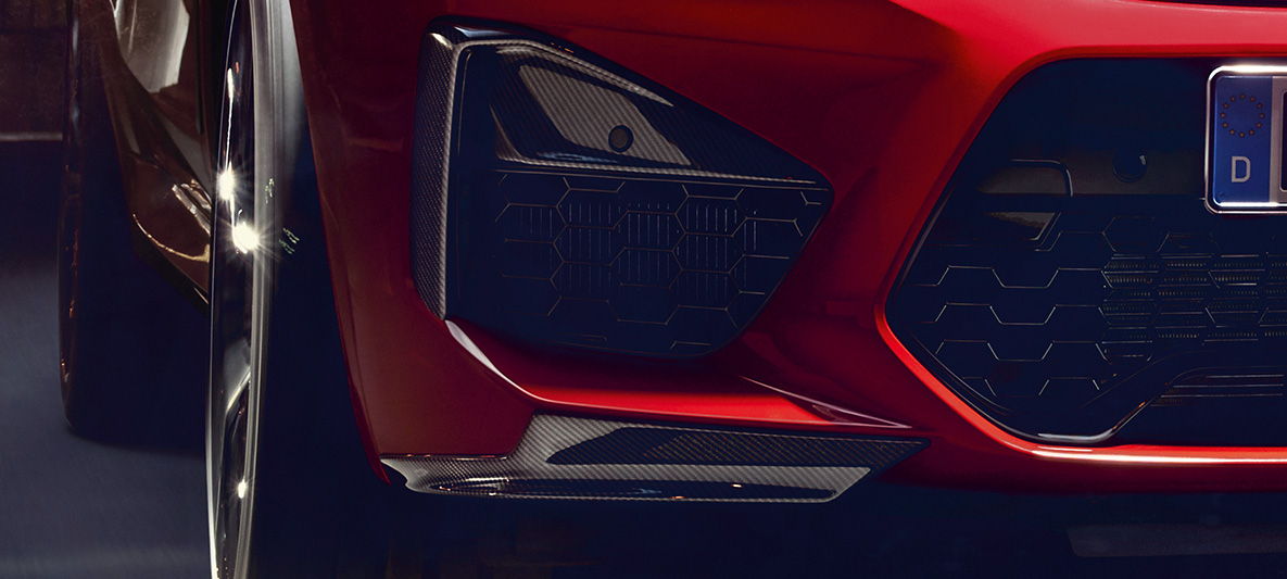 BMW X4 M Competition, grampos dos elementos laterais do spoiler e aeroblades em carbono. BMW X4 M Competition em vermelho metálico Toronto, exterior, pacote externo de M Carbon, grampos dos elementos laterais do spoiler e aeroblades em carbono.