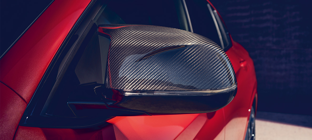 BMW X4 M Competition, capas dos espelhos em carbono BMW X4 M Competition em vermelho metálico Toronto, exterior, pacote externo de M Carbon, capas dos espelhos em carbono.