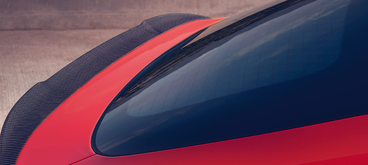 BMW X4 M Competition, spoiler traseiro M em carbono. BMW X4 M Competition em vermelho metálico Toronto, exterior, pacote externo de M Carbon, spoiler traseiro M em carbono.