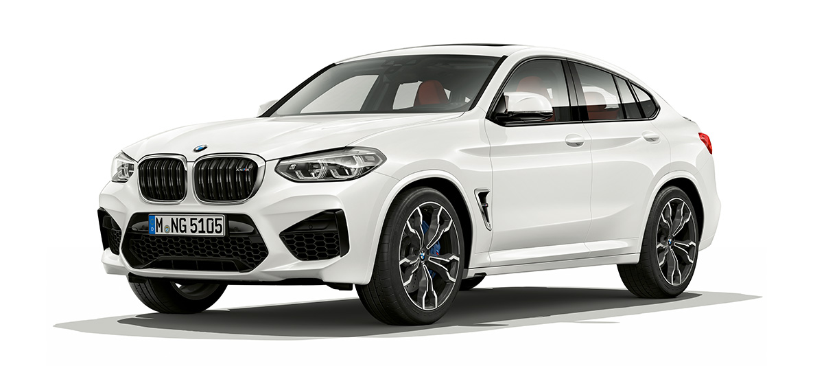 BMW X4 M, visão lateral de três quartos. BMW X4 M em branco alpino, exterior, visão lateral de três quartos.