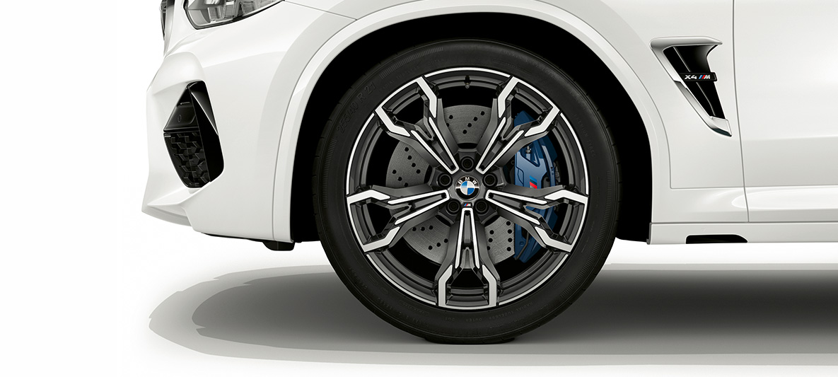 BMW X4 M, rodas de liga leve M de 21 pol. em Cinza Orbit. BMW X4 M em branco alpino, exterior, rodas de liga leve M de 21 pol. em Cinza Orbit.