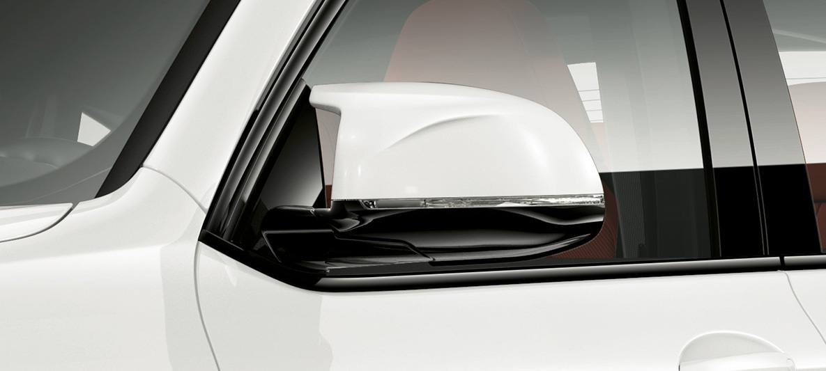 BMW X4 M, capas dos espelhos na mesma cor do veículo. BMW X4 M em branco alpino, exterior, capas dos espelhos na mesma cor do veículo.
