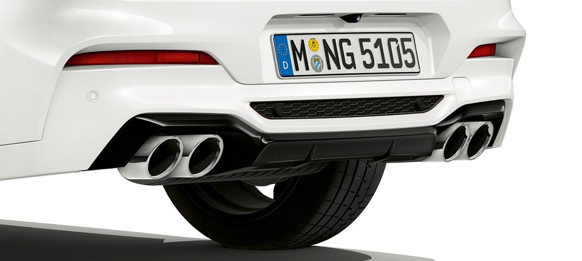 BMW X4 M, tubos de escapamento em cromo. BMW X4 M em branco alpino, exterior, parte traseira com tubos de escapamento em cromo.