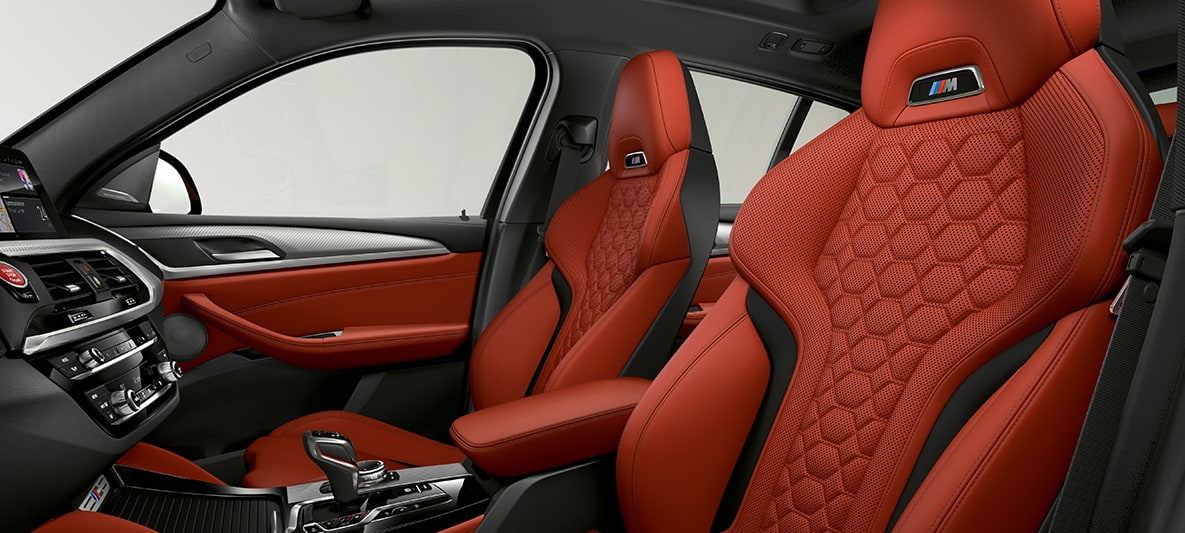 BMW X4 M, bancos esportivos em couro ‘Merino’, em cor laranja Sakhir. BMW X4 M, interior, bancos esportivos em couro ‘Merino’, em cor laranja Sakhir.