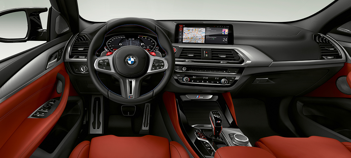BMW X4 M, volante em couro M. BMW X4 M, interior, cabine, volante em couro M com costura específica M.