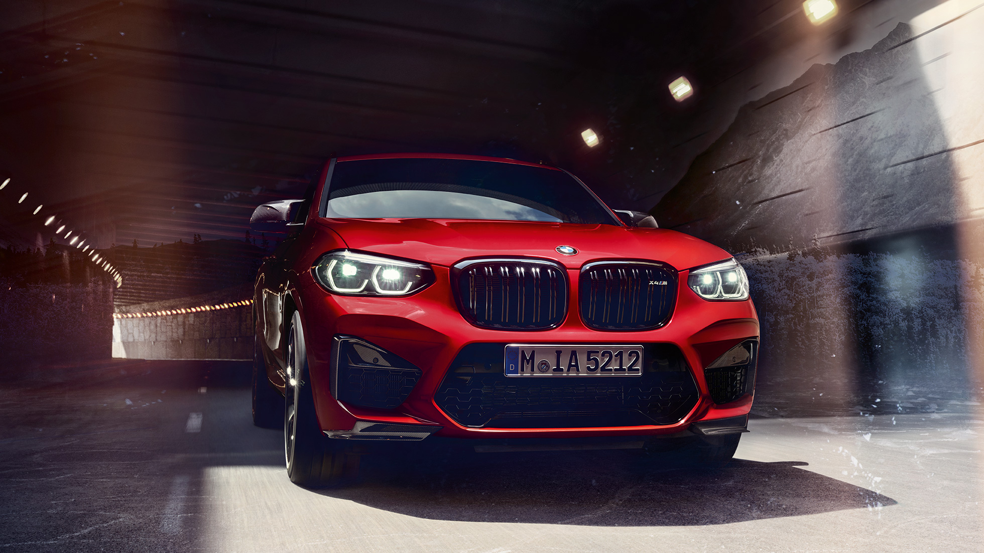 BMW X4 M Competition, visão frontal. BMW X4 M Competition em vermelho metálico Toronto, exterior, visão frontal.
