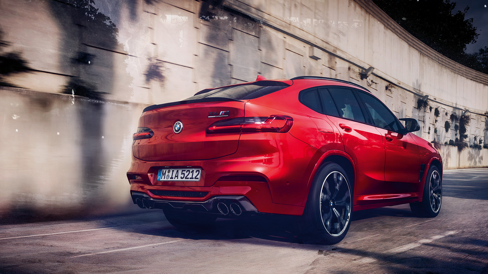 BMW X4 M Competition, capas dos espelhos em carbono BMW X4 M Competition em vermelho metálico Toronto, exterior, pacote externo de M Carbon, capas dos espelhos em carbono.