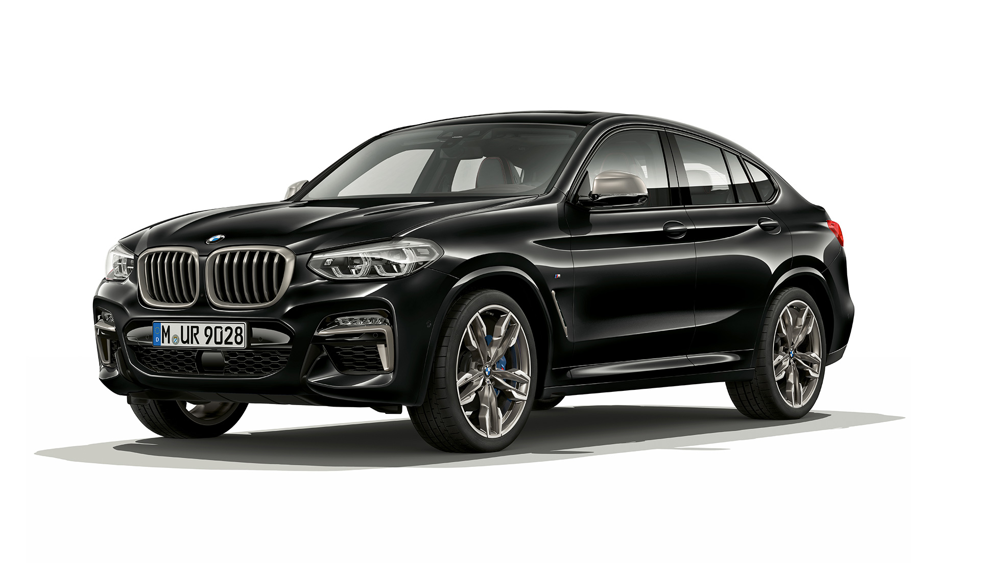 BMW X4 M40i e BMW X4 M40d, visão frontal de três quartos. BMW X4 M40i e BMW X4 M40d em preto safira metálico, exterior, visão frontal de três quartos, lado direito.