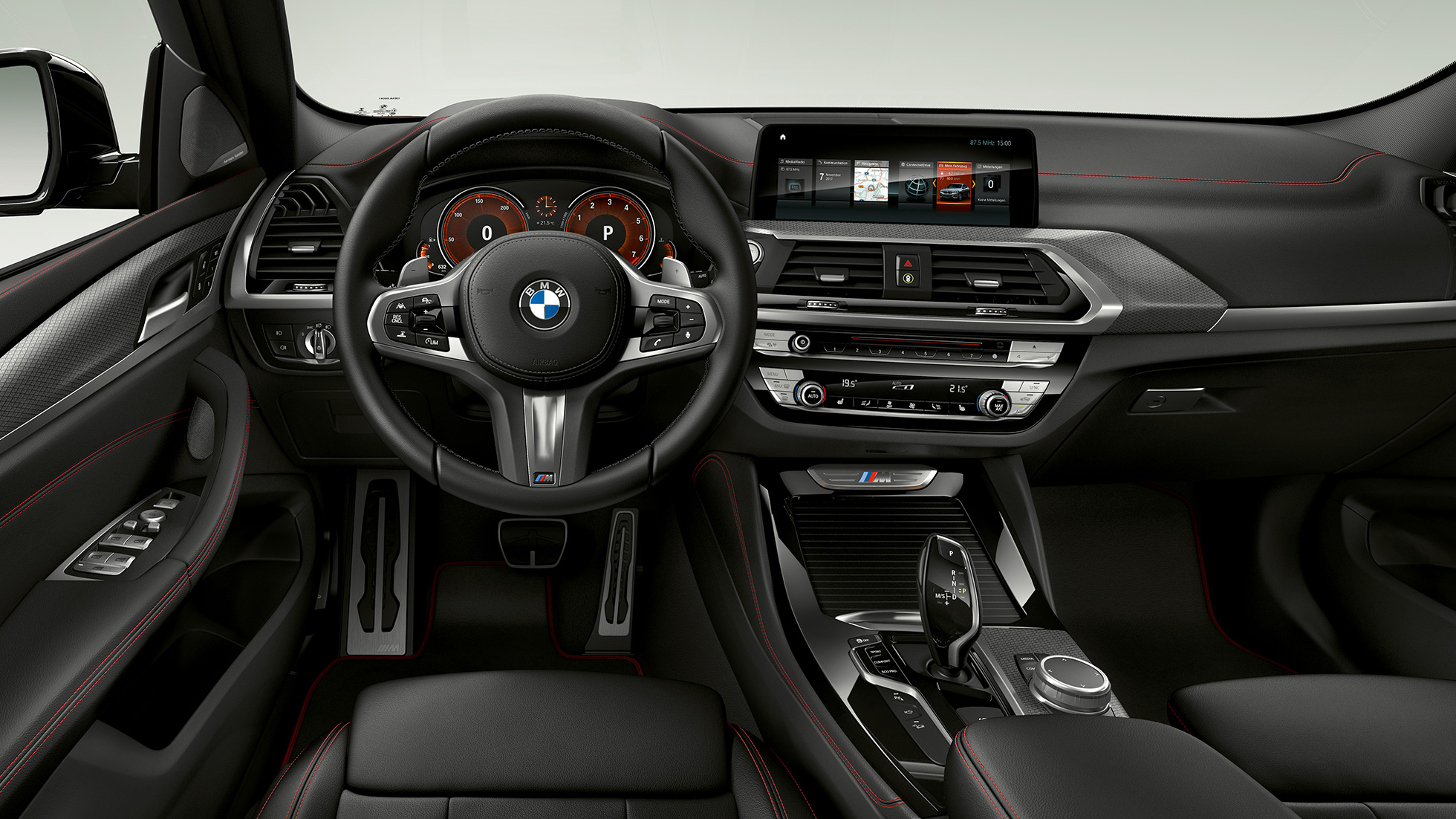 BMW X4 M40i e BMW X4 M40d, cabine. BMW X4 M40i e BMW X4 M40d, interior, cabine com volante em couro M e bancos M Sport.