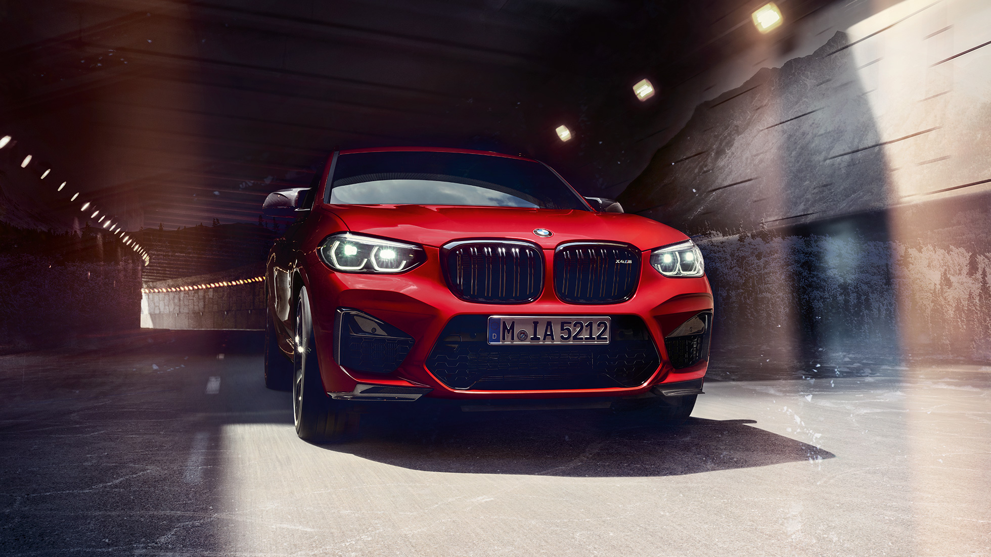 BMW X4 M Competition, visão frontal de três quartos. BMW X4 M Competition em vermelho metálico Toronto, exterior, visão frontal de três quartos.