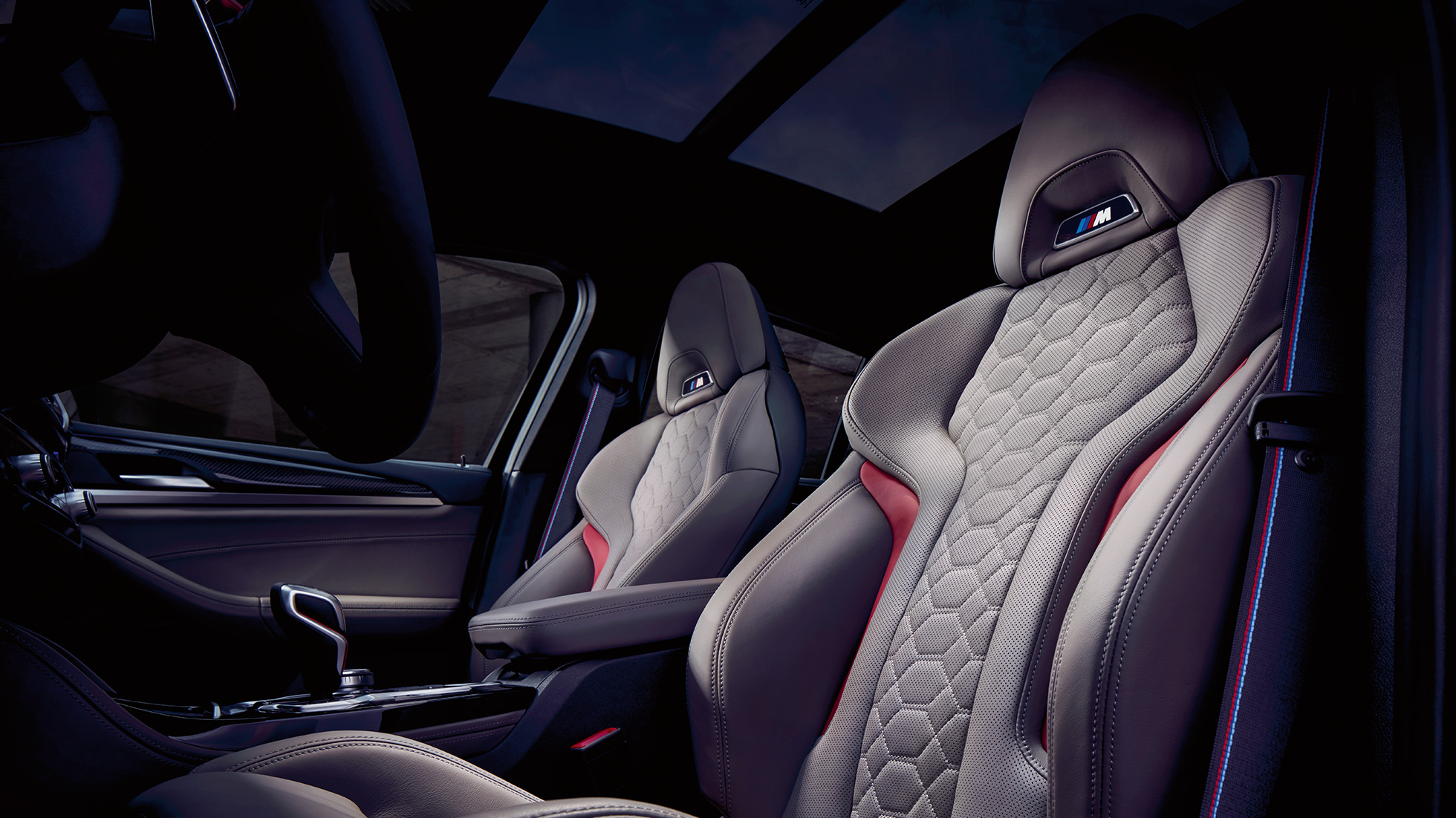 BMW X4 M Competition, bancos M Sport. BMW X4 M Competition, interior, bancos M Sport em couro ‘Merino’, cor Cinza Adelaide.