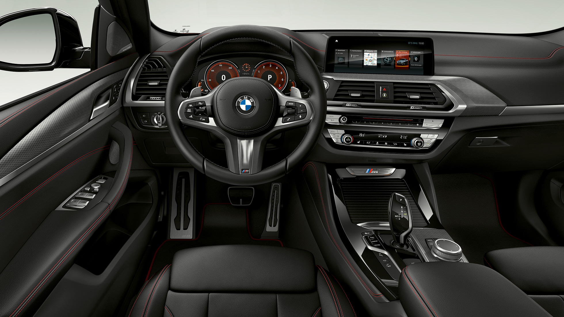 BMW X4 M40i e BMW X4 M40d, cabine. BMW X4 M40i e BMW X4 M40d, interior, cabine com bancos esportivos e volante em couro M.