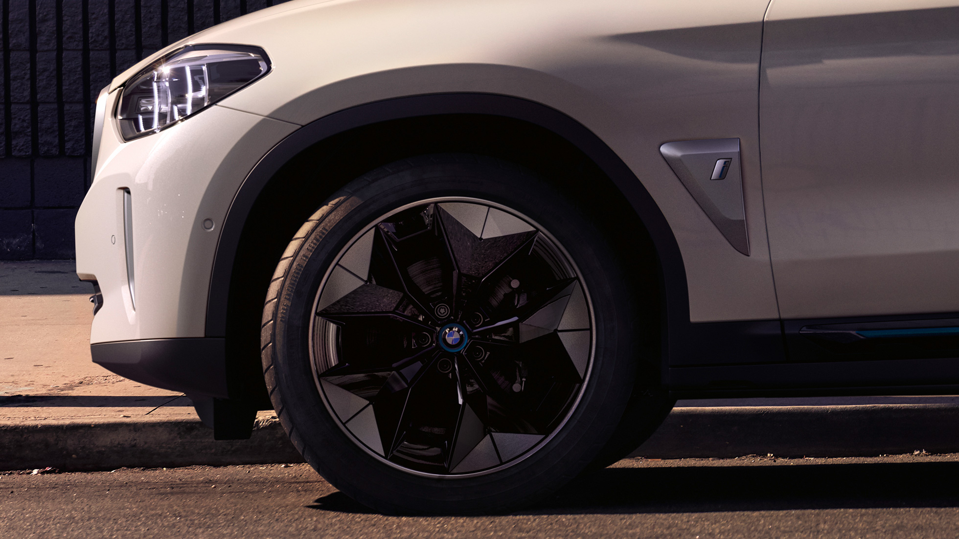 Jantes aerodinâmicas, BMW iX3, G08, grande plano das jantes, exterior Jantes aerodinâmicas, BMW iX3, G08, 2020, cor exterior branco Mineral metalizada, grande plano das jantes, exterior
