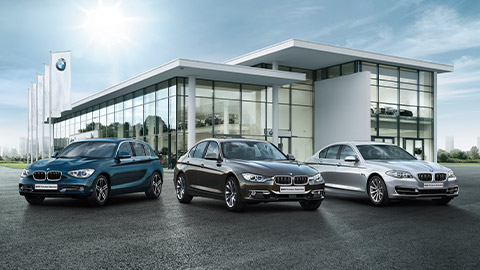 Os veículos BMW da Série BMW X, parados em frente a uma concessionária BMW